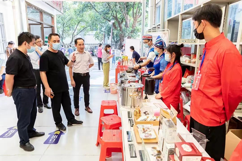 医院院长唐友明,党委副书记、副院长陈日兰到场观赛并指导 (2).jpg