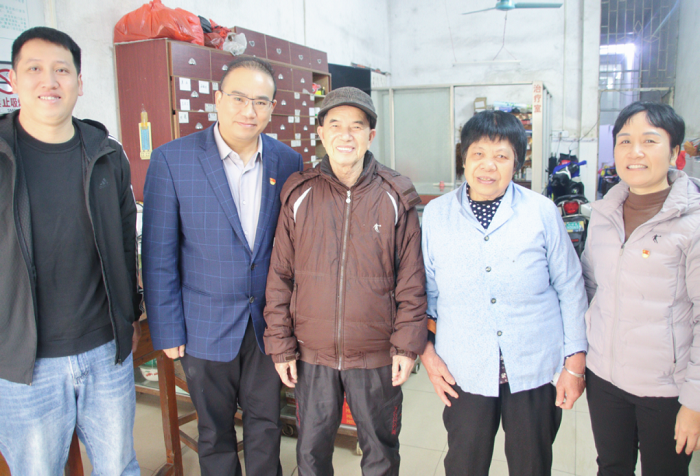 防城港中医医院:新春慰问送关怀 岁寒情深暖人心——开展春节前慰问退休职工、老党员活动.png